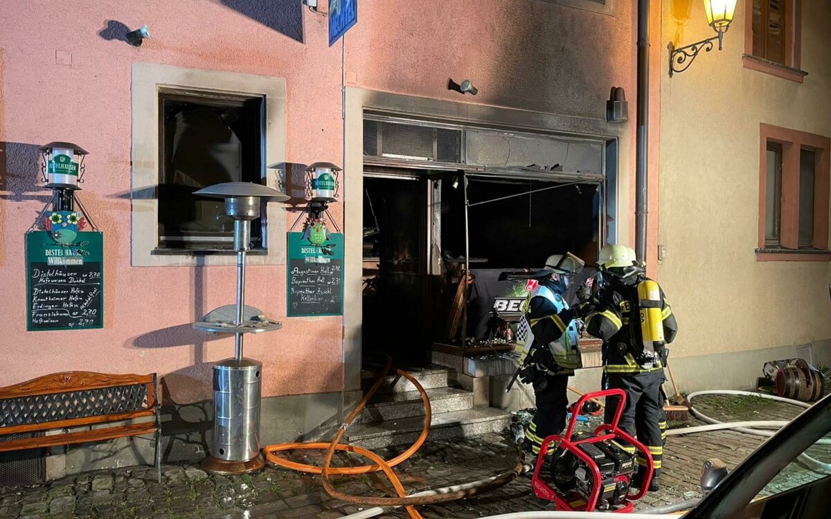 Die Feuerwehr steht vor der abgebrannten Kneipe in der Volkacher Innenstadt Die Feuerwehr steht vor der abgebrannten Kneipe in der Volkacher Innenstadt